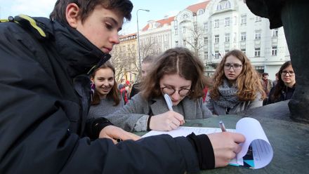 Stávka studentů: Toto je revoluce! Vláda je nás všech, naši budoucnost si ukrást nenecháme