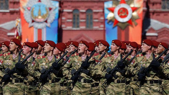 Ruská armáda při vojenské přehlídce.