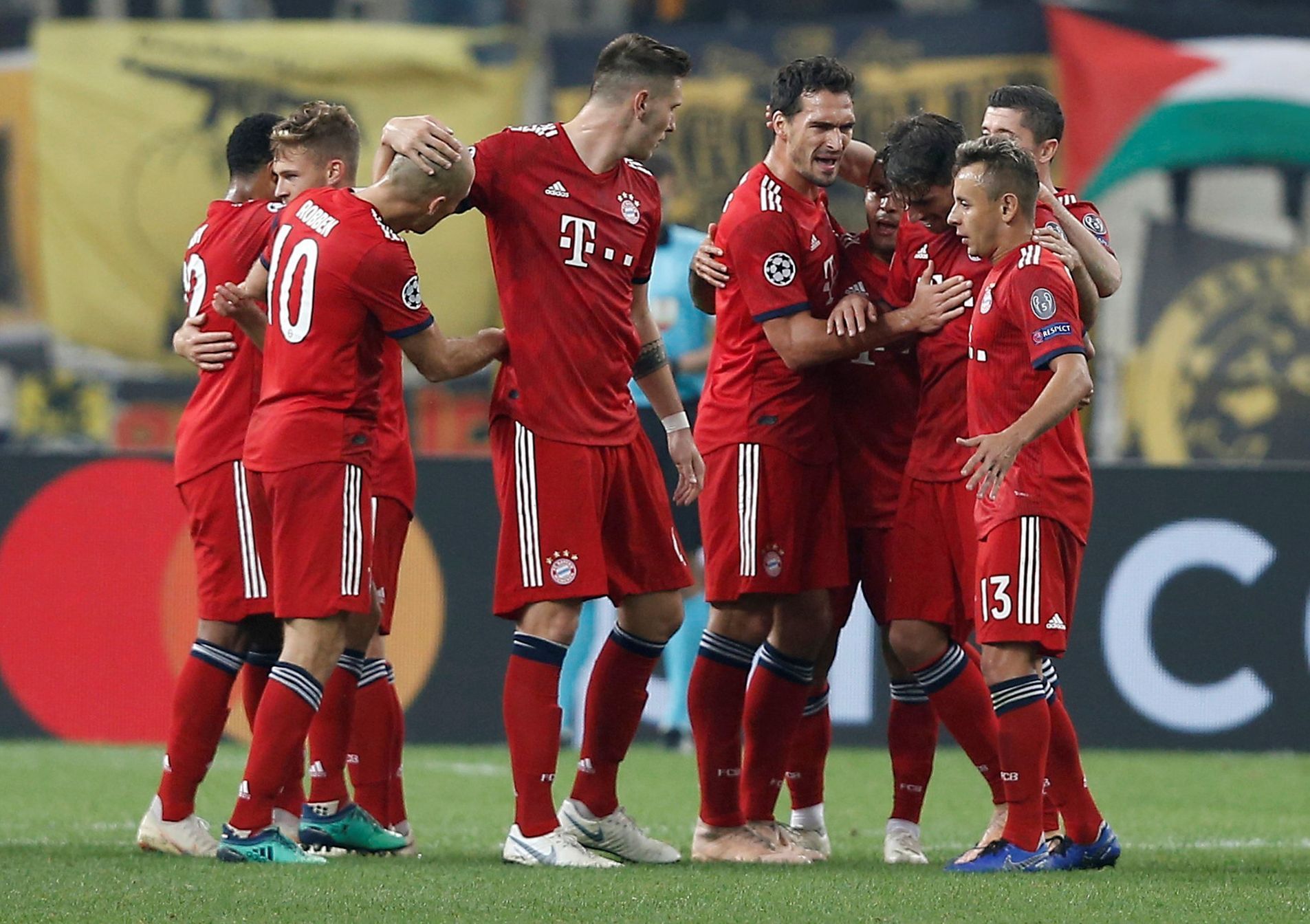 Fotbalisté Bayernu Mnichov slaví vítězství na hřišti AEK Atény