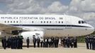 Guards carry the coffin of Oscar Niemeyer at the Brasilia Air Base December 6, 2012. Niemeyer, a towering patriarch of modern architecture who shaped the look of modern Brazil and whose inventive, curved designs left their mark on cities worldwide, died late on Wednesday. He was 104. Niemeyer had been battling kidney and stomach ailments in a Rio de Janeiro hospital since early November. His death was the result of a lung infection developed this week, the hospital said, little more than a week before he would have turned 105. REUTERS/Ueslei Marcelino (BRAZIL - Tags: OBITUARY SOCIETY TRANSPORT) Published: Pro. 6, 2012, 7:43 odp.