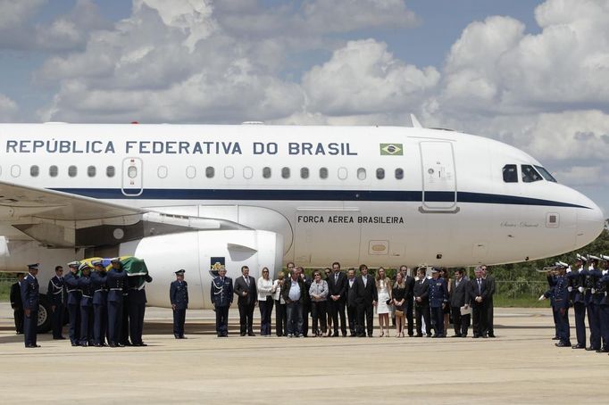 Guards carry the coffin of Oscar Niemeyer at the Brasilia Air Base December 6, 2012. Niemeyer, a towering patriarch of modern architecture who shaped the look of modern Brazil and whose inventive, curved designs left their mark on cities worldwide, died late on Wednesday. He was 104. Niemeyer had been battling kidney and stomach ailments in a Rio de Janeiro hospital since early November. His death was the result of a lung infection developed this week, the hospital said, little more than a week before he would have turned 105. REUTERS/Ueslei Marcelino (BRAZIL - Tags: OBITUARY SOCIETY TRANSPORT) Published: Pro. 6, 2012, 7:43 odp.