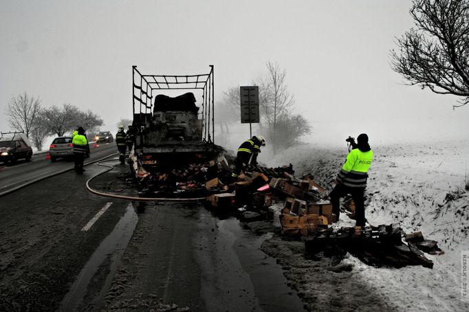 Požár nákladního vozidla nedaleko kruhového objezdu poblíž ulice Hamerská v Olomouci. Středa 13.2. 3012, 06:00.