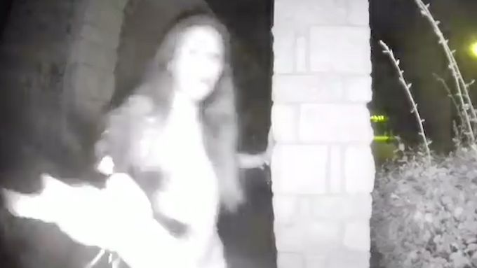 Záhadná žena zvonila v noci na domy v Texasu