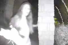 Video: Bosá v noci zvonila u dveří, pak zmizela. Policie našla záhadnou Američanku