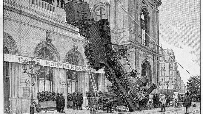 "Ta fotografie mě nikdy nepřestala pronásledovat. Příběh vlaku, který se řítí vpřed a zapomene, že má brzdy - to je podobenství naší doby," píše se v románu Expres do Paříže.