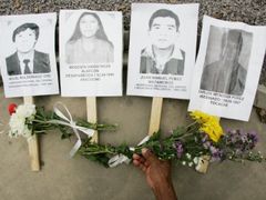 Příbuzní obětí perzekuce peruánských vlád vystavili fotky svých blízkých před budovou, kde bude Fujimori souzen.