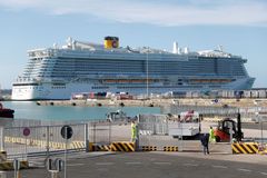 Tisíce lidí uvázly na několik hodin na výletní lodi kvůli podezření na koronavirus