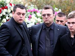 Jan Kočka (uprostřed) na pohřbu svého bratra