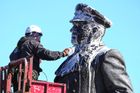 Zaměstnankyně muzea čistí sochu maršála Georgije Žukova v Petrohradu před oslavami 80. výročí vítězství Sovětského svazu nad nacistickým Německem.