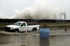 Východní pobřeží USA ohrožuje vlnobití a záplavy, hurikán Joaquin by se měl stočit jinam