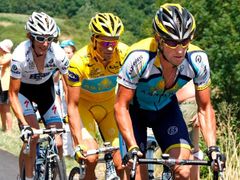 Tři nejlepší muži celkového pořadí Tour po devatenácté etapě: Alberto Contador (uprostřed), Andy Schleck (vzadu) a Lance Armstrong (vpředu)