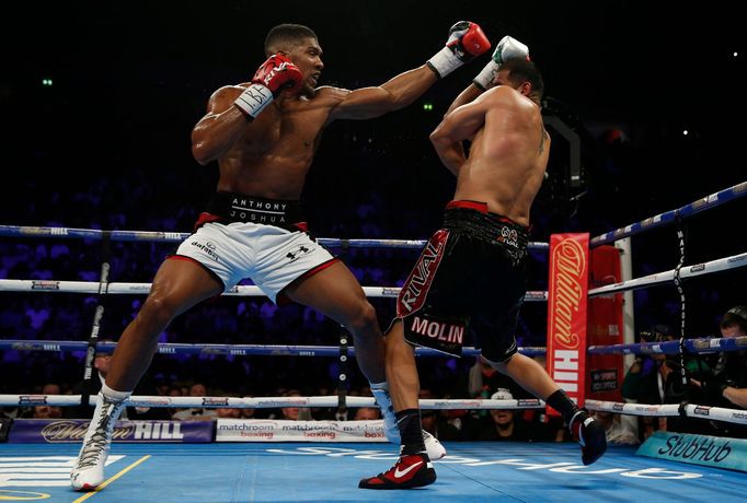 Anthony Joshua přidává další úder v zápase s Ericem Molinou.