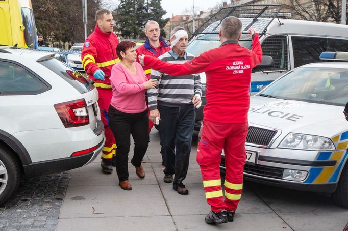 Evakuace návštěvníků z ostravské nemocnice, kde došlo ke střelbě, během níž útočník zavraždil 6 lidí. Ostrava, 10. 12. 2019.