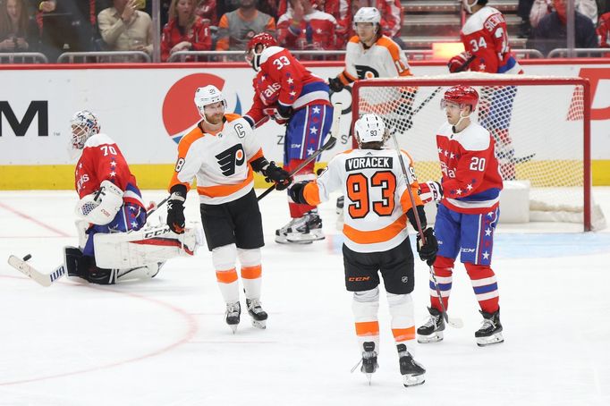 NHL 2019/20, Washington - Philadelphia: Claude Giroux a Jakub Voráček oslavují gól Philadelphie.