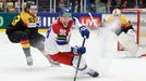 Moritz Seider a Martin Nečas v zápase MS 2025 Česko - Německo