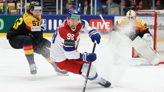 Moritz Seider a Martin Nečas v zápase MS 2025 Česko - Německo