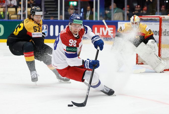 Moritz Seider a Martin Nečas v zápase MS 2025 Česko - Německo