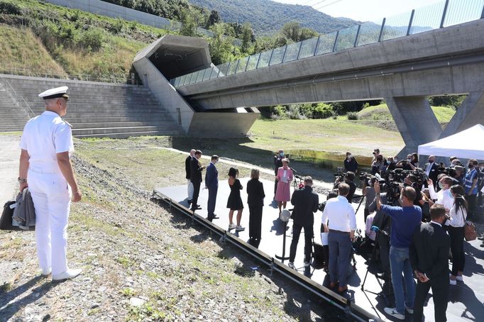 Zahajovací ceremoniál k nově vybudovaného tunelu poblíž Camorina
