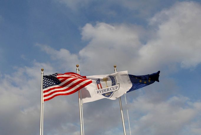 Vlajky při zahájení golfového 39. Ryder Cupu v americkém Medinahu.