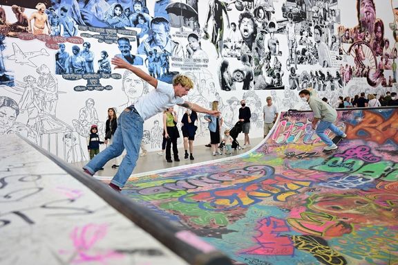 Thajský kolektiv Baan Noorg Collaborative Arts and Culture v budově Documenta Halle postavil skateboardovou rampu.