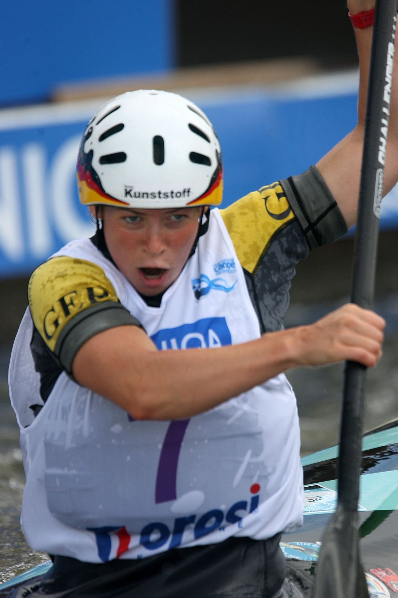 Vodní slalomář na Světovém poháru 2012 v pražské Troji.