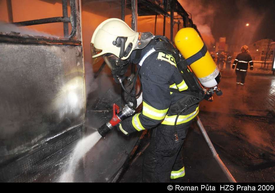 V Praze shořel autobus MHD