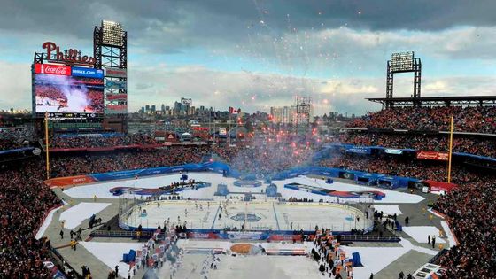 OBRAZEM Jezdci zdolali Letce. Zápas pod širým nebem vyhráli New York Rangers