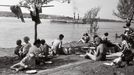 Piknikující lidé na břehu Dunaje. Vesnice Érsekcsanád, Maďarsko. Rok 1960