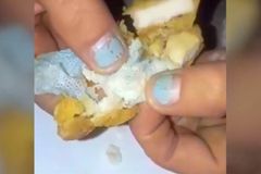 Rouška zapečená v kuřecím nugetu od McDonald's dusila šestiletou dívku