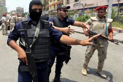 Islamisté zaútočili na policejní konvoj v Egyptě, 18 policistů zemřelo