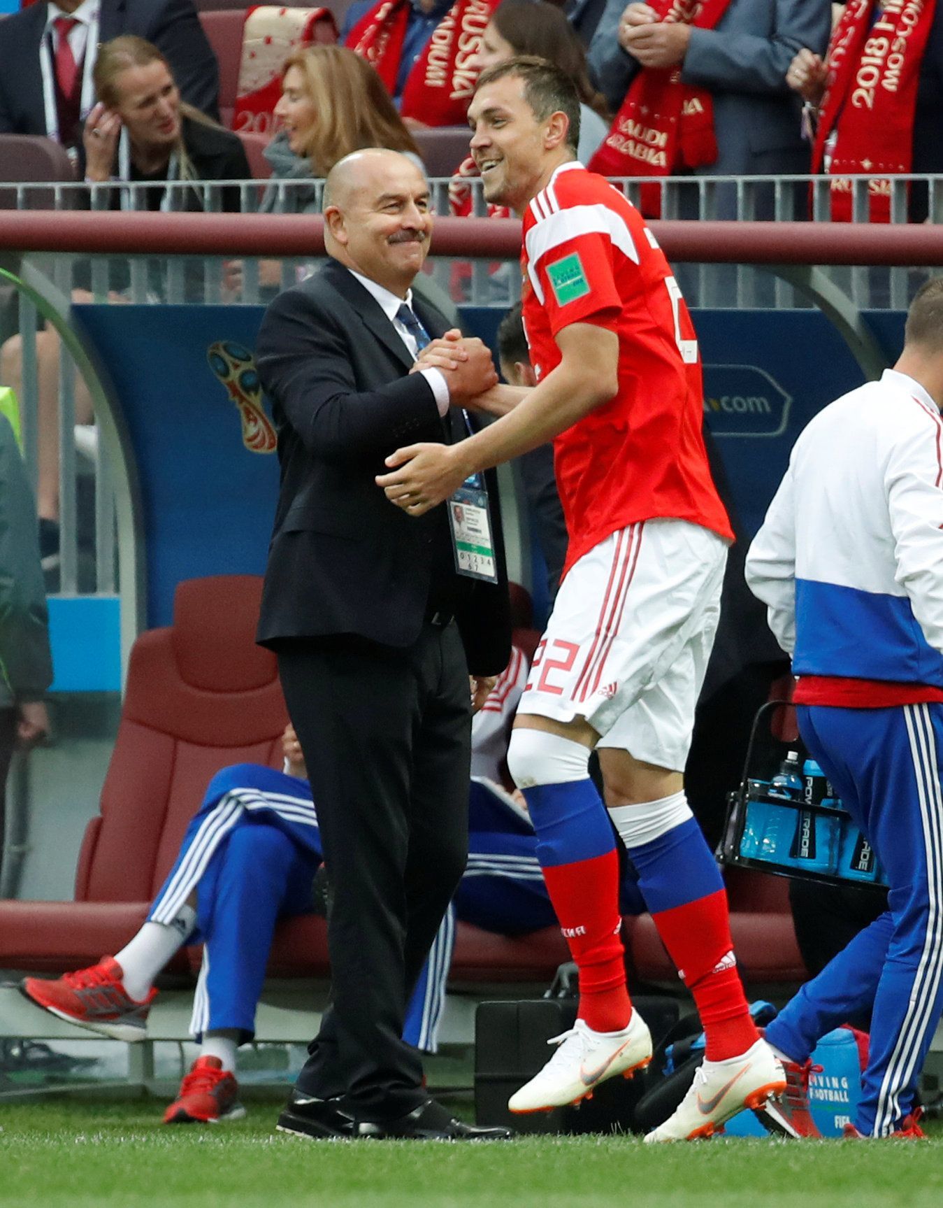 Arťom Dzjuba a trenér Stanislav Čerčesov slaví gól Ruska na 3:0 v zápase se Saúdskou Arábií na MS 2018