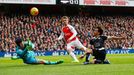 Arsenal's Petr Cech in action with Leicester's Šindži Okazaki