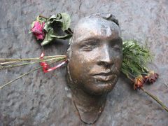 Památník Jana Palacha na Filosofické fakultě Univerzity Karlovy. Posmrtnou masku mu sňal sochař Olbram Zoubek.