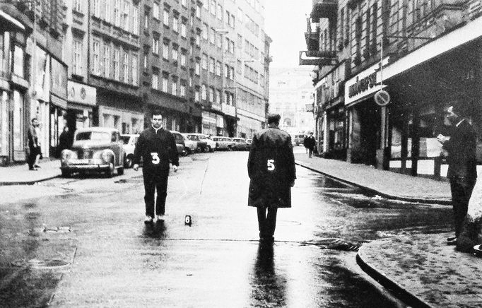 Fotoreprodukce dobového policejního vyšetřovacího spisu k srpnovým událostem v roce 1969.