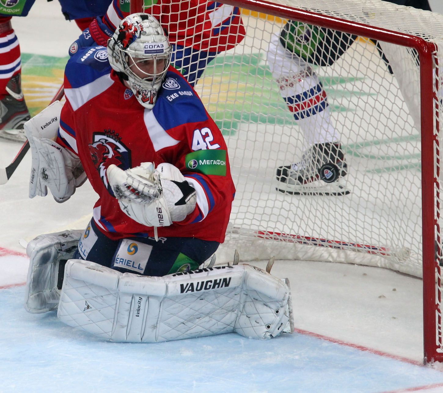 Hokejový brankář Lva Praha Tomáš Pöpperle inkasuje gól v utkání KHL proti SKA Petrohradu.