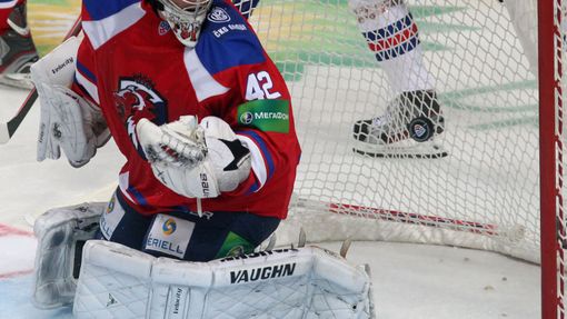 Hokejový brankář Lva Praha Tomáš Pöpperle inkasuje gól v utkání KHL proti SKA Petrohradu.