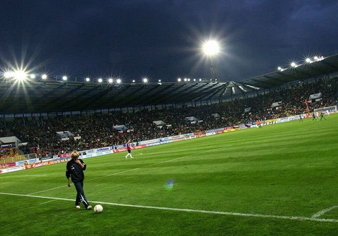 Po první polovině utkání opouštěli hráči hřiště stadionu Na Stínadlech v Teplicích při nerozhodném stavu 0:0 a za nespokojeného pískání diváků na tribunách.