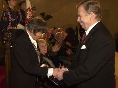 Roku 2002, kdy Haně Hegerové prezident Václav Havel na Pražském hradě předal Medaili Za zásluhy.