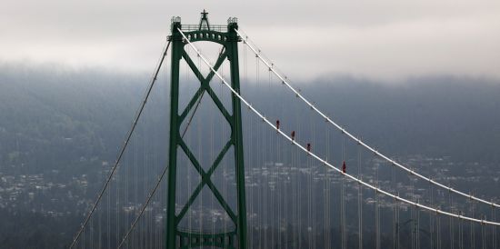 Hasiči vylezli až na vrchol obřího mostu ve Vancouveru