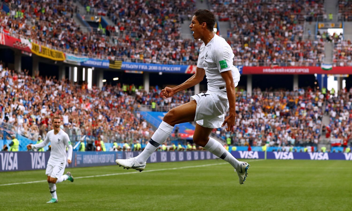 Raphael Varane slaví gól v zápase Uruguay -- Francie na MS 2018
