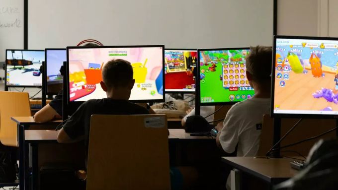 Děti hrající na počítačích v RobloxCampu.