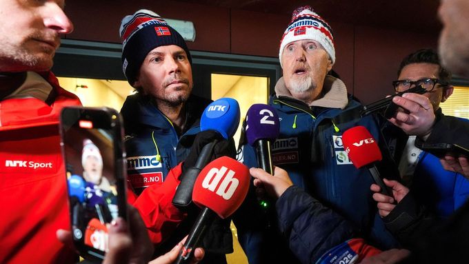Trenér Magnus Brevig a šéf norských skokanů na lyžích Jan-Erik Aalbu během MS ve skocích na lyžích v Trondheimu