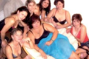 Ženy z vesnice nafotily kalendář v prádle. Výtěžek jde na družinu