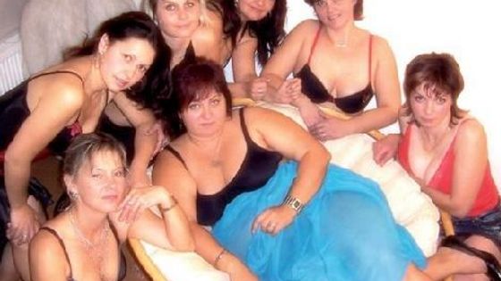 Ženy z vesnice nafotily kalendář v prádle. Výtěžek jde na družinu