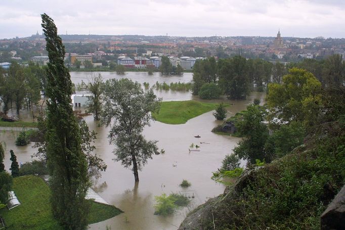 Pohled na zčásti zatopený areál pražské ZOO v roce 2002.