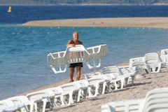 Zabíráte si na pláži lepší místo ručníkem pohozeným přes noc? V Itálii za to hrozí pokuta 200 eur