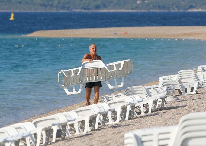 Mezi prvími na pláži je každé ráno Viktor. Musí rozestavět lehátka, která si od něj turisté pronajímají.