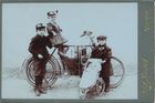 Motocykl Laurin & Klement T.B. v provedení s velkou komorou rozvodů z let 1901 až 1903. Spolu s motocyklem jsou na snímku i děti jeho majitele.