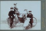 Motocykl Laurin & Klement T.B. v provedení s velkou komorou rozvodů z let 1901 až 1903. Spolu s motocyklem jsou na snímku i děti jeho majitele.