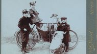 Motocykl Laurin & Klement T.B. v provedení s velkou komorou rozvodů z let 1901 až 1903. Spolu s motocyklem jsou na snímku i děti jeho majitele.